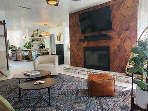 Una Smart TV, una chimenea, una impresora