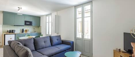 تلفزيون، مدفأة، كُتُب