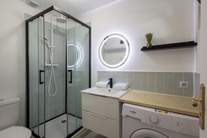 Shower, hair dryer, towels