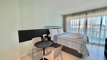 Apartamento superluxo, sacada, vista para o mar | 1 quarto, Wi-Fi de cortesia