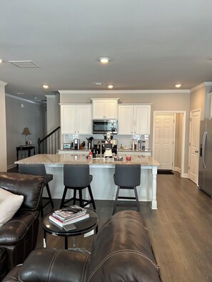 ثلاجة، ميكروويف، فرن، موقد طهي مسطح