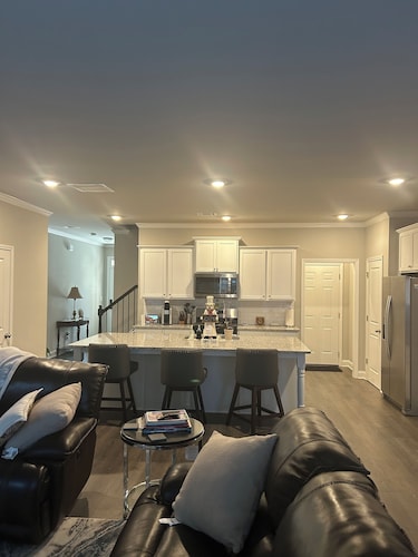 Charming 2-bedroom townhome in Loganville with strong WiFi and AC
