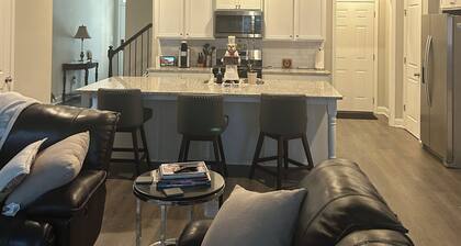 Charming 2-bedroom townhome in Loganville with strong WiFi and AC