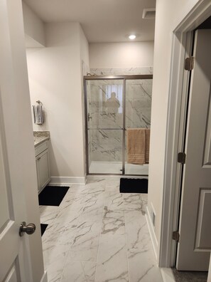 Hårføner, håndklær, såpe og toalettpapir