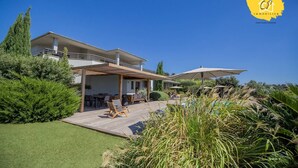 A modern two-story house with a covered patio, outdoor furniture, and a pool. - Villa d’exception 4 chambres, piscine, vue mer (Porto-Vecchio)