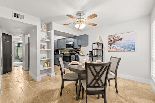 Comfy Two-Story Seahorse Haven Beach Condo
