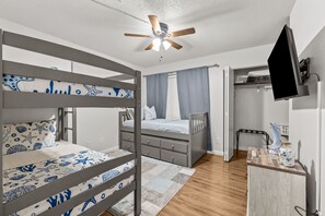 2 dormitoris, caixa forta a l'habitació i planxa i posts de planxar 