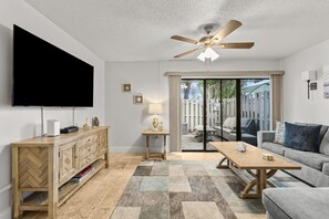 Televisor intel·ligent, llibres i estèreo 