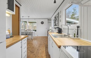 Kylskåp, mikrovågsugn, spishäll och diskmaskin