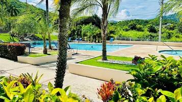 Una piscina al aire libre