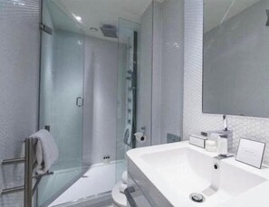 Dusche, Haartrockner, Handtücher, Seife