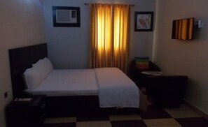 Desk, laptop workspace, free WiFi - BayView Hotel and Resort (Owerri)