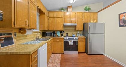 Spacious 4BR Near FSU & A&M | BBQ, Deck, Game Room