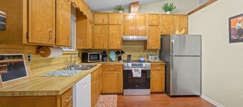 Spacious 4BR Near FSU & A&M | BBQ, Deck, Game Room