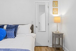 4 slaapkamers, een bureau, een strijkplank/strijkijzer, wifi