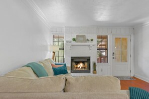 Een televisie en een open haard