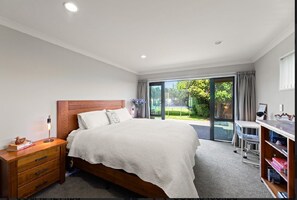 3 bedrooms, desk, iron/ironing board, WiFi