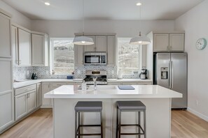 Kylskåp, mikrovågsugn, ugn och spishäll