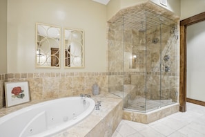 Douche, séchoir à cheveux, serviettes fournies