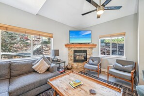 Smart TV, fireplace