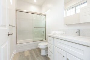 Haartrockner, Handtücher, Seife, Toilettenpapier