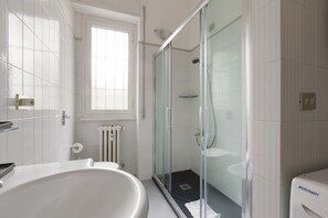 Regadera, secadora de cabello, bidet, toallas 