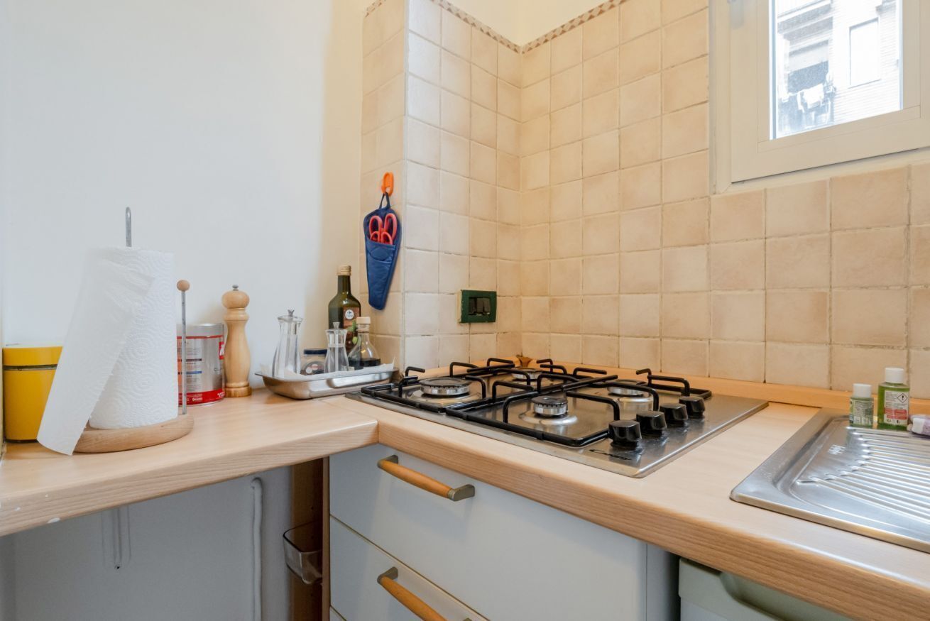 Kühlschrank, Ofen, Herdplatte, Kochgeschirr/Geschirr/Besteck