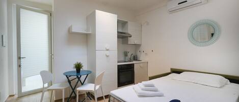 1 Schlafzimmer, BĂŒgeleisen/BĂŒgelbrett, WLAN, BettwĂ€sche