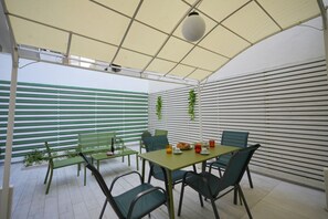 Outdoor dining - GuestHost - Comfortable apartment that accommodates up to 4 people, located in a well-served semi-central neighborhood, less than 15 minutes by bus from the historic center. The location is ideal for students or academic staff, thanks to its proximity to (Bari)