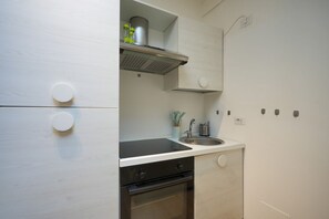 Fridge, oven, stovetop, coffee/tea maker