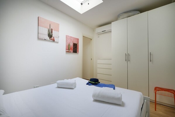 1 habitación, tabla de planchar con plancha, wifi y ropa de cama 