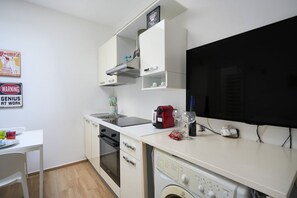 Kühlschrank, Ofen, Herdplatte, Wasserkocher mit Kaffee-/Teezubehör