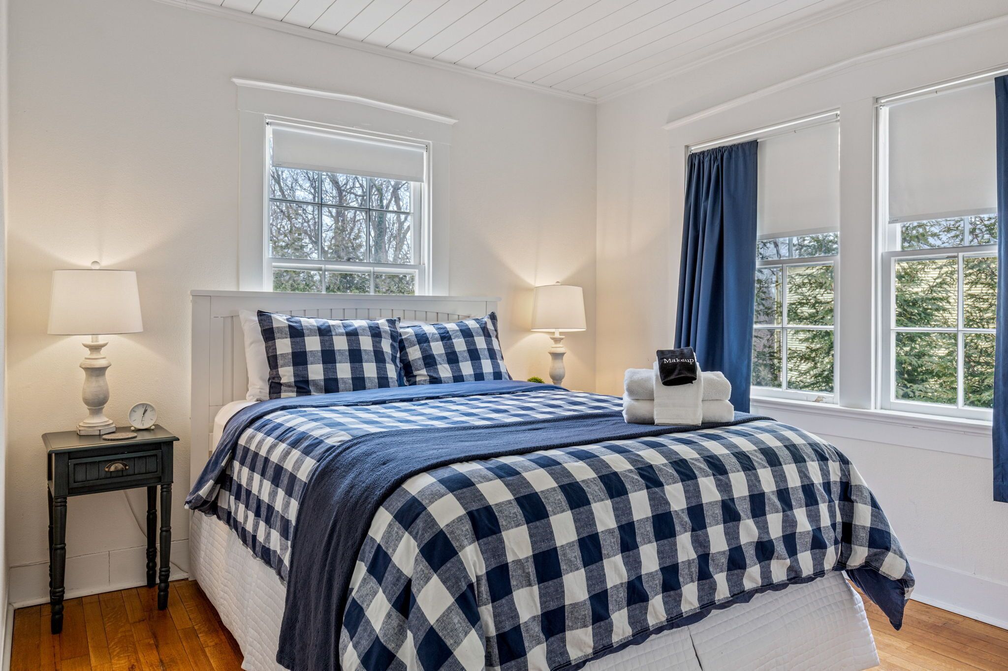 3 quartos, escrivaninha, ferros/tábuas de passar roupa