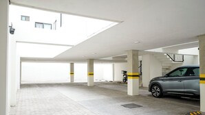 A parking garage with a car parked under a covered area. - Private Loft Cozy & Modern (San Luis Potosi)