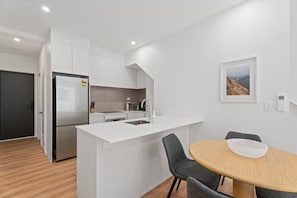 Fridge, microwave, oven, stovetop - Skippers Rest | Close to ski fields & parking (Queenstown)