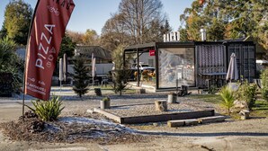 A pizza restaurant named RAKAU with outdoor seating and a small kiosk. - Skippers Rest | Close to ski fields & parking (Queenstown)