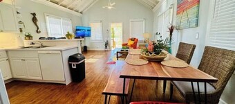 Charming 1-bedroom house in gorgeous Boca Raton with Jacuzzi, Bikes, Rv place