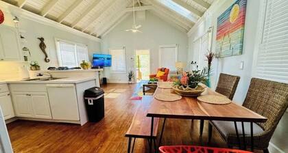 Charming 1-bedroom house in gorgeous Boca Raton with Jacuzzi, Bikes, Rv place