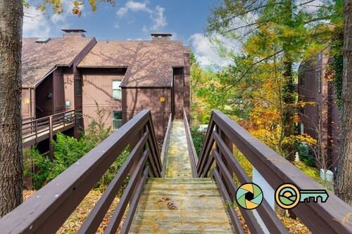 Hilltop Haven - classy comfy mountain condo!