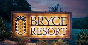 Ein Holzschild mit dem Schriftzug 'Bryce Resort' und einer Ananas-Grafik.