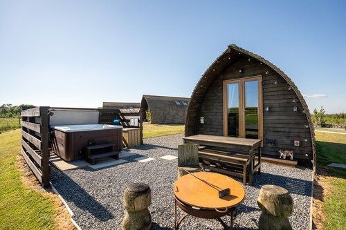 Cosy Modern Glamping Cabin With Hot Tub