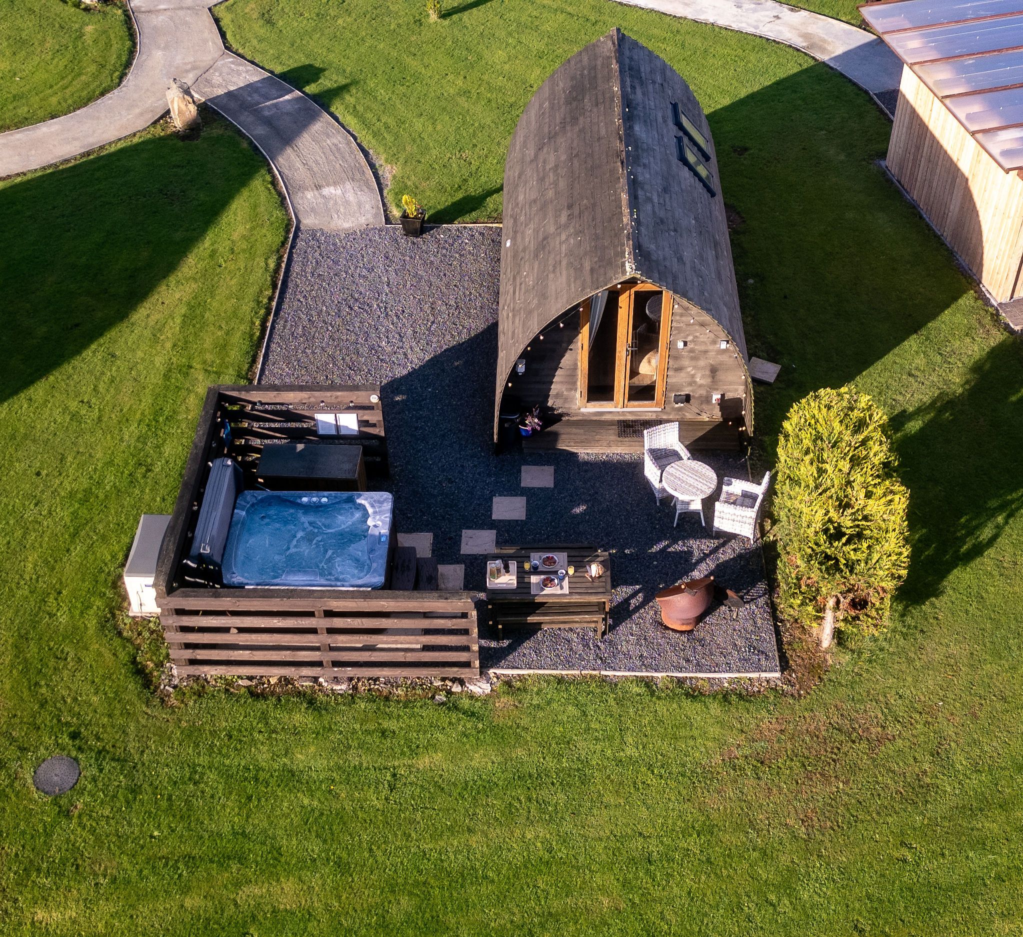 Ein Whirlpool, Sitzgelegenheiten im Freien und eine Holzterrasse.