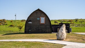 En træhytte med et skilt, der står "Highland Heritage".