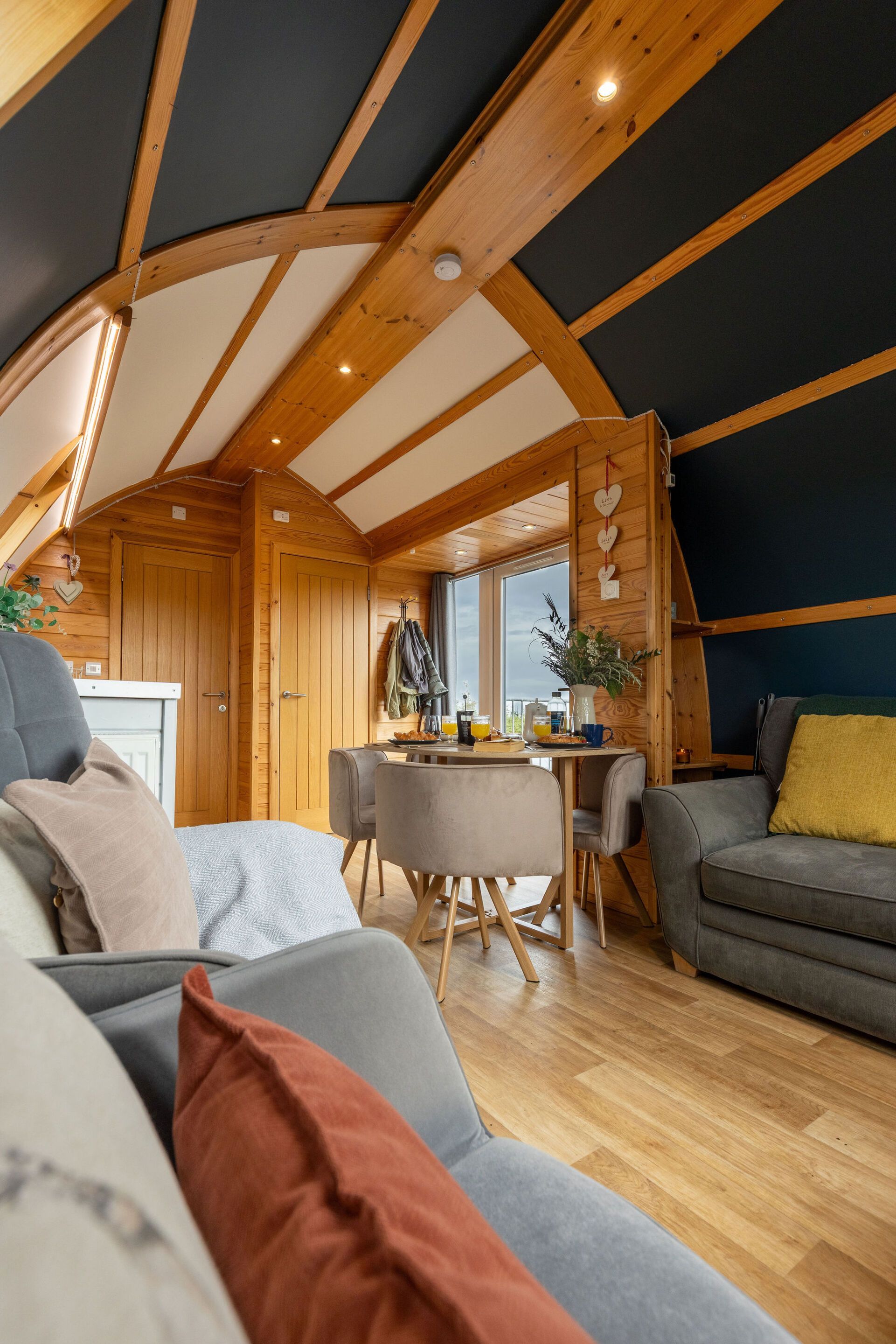 Un interior acogedor con techo de madera, un comedor y una zona de estar.