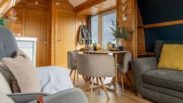 Un interior acogedor con techo de madera, un comedor y una zona de estar.