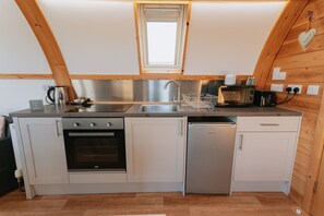 Kaffetrakter/tekoker, kjøleskap, mikrobølgeovn og ovn