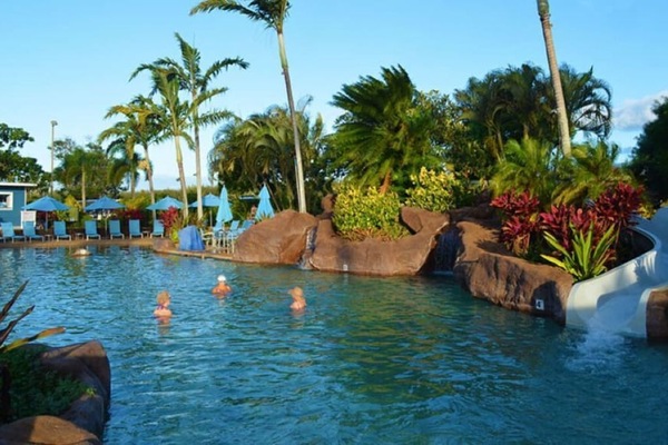 Una piscina al aire libre
