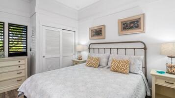 1 dormitorio, caja fuerte, tabla de planchar con plancha y cuna de viaje