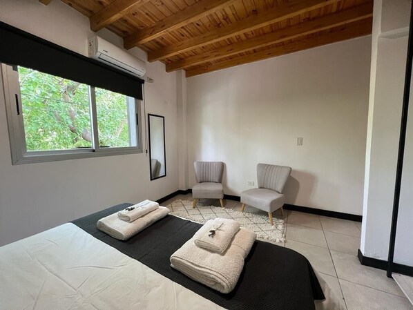 Departamento superior, vista a la ciudad | Caja de seguridad en la habitación y escritorio 