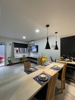 Departamento de lujo, cocina, vista al jardín | Área de sala de estar | Televisión 